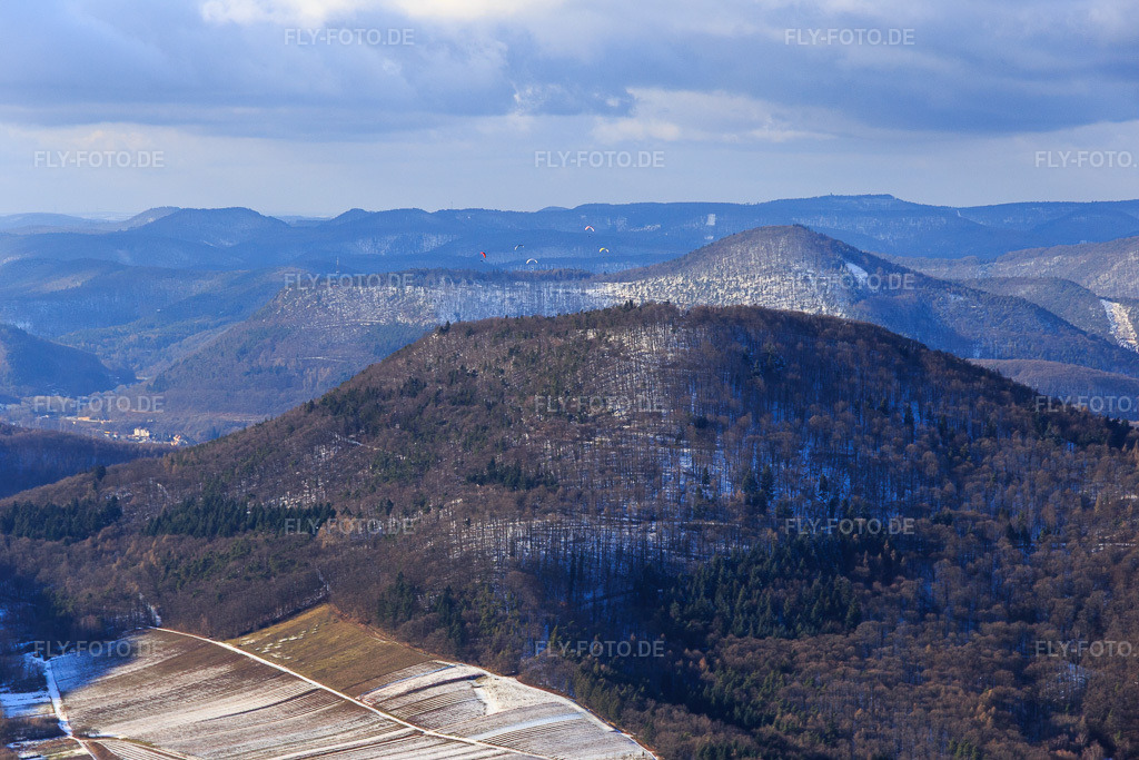 Luftbild: Gleitschirmflieger im Pulk im Winter überm Hohenberg in Annweiler am Trifels im Bundesland Rheinland-Pfalz in Deutschland. Foto: IMG_096202.jpg vom 15.01.2017 durch Werner Riehm/FLY-FOTO.de