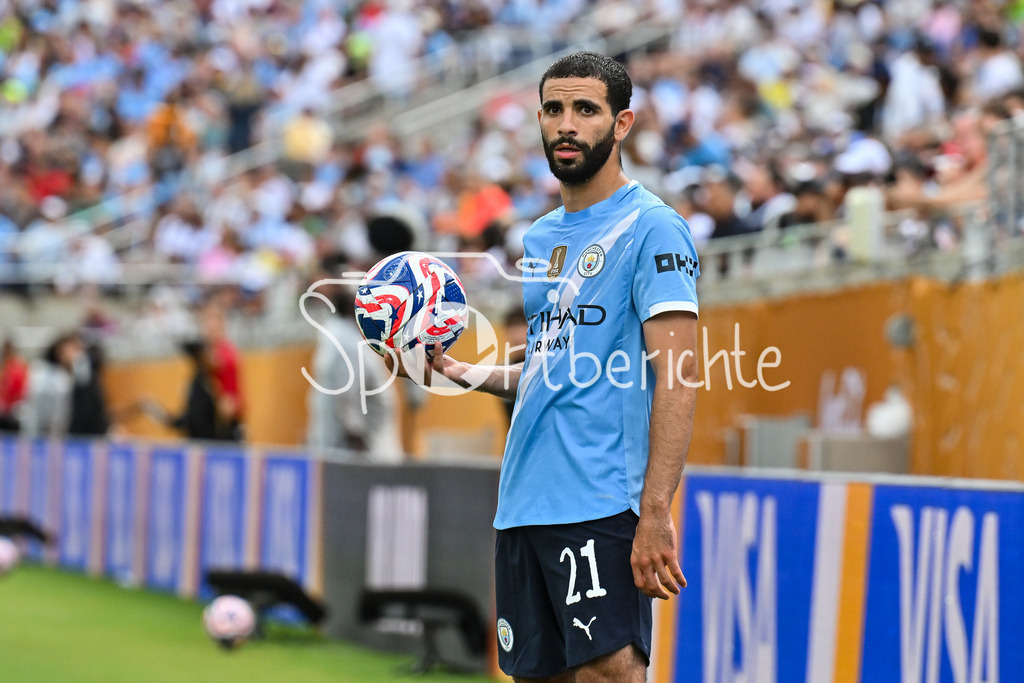 Juventus Turin - Manchester City | im Bild  mit Ball in der hand Rayan AIT-NOURI (Manchester City 21) / Einzelfoto / Freisteller / FIFA Club World Cup: Juventus Turin - Manchester City, Camping World Stadium am 26.06.2025 / NOT FOR SALE IN USA