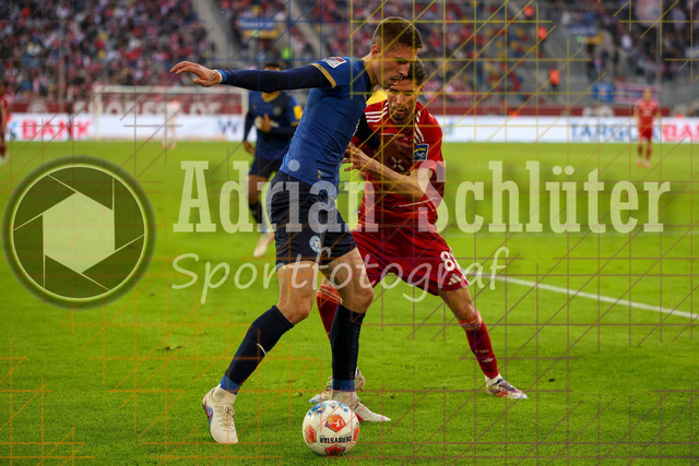 10.04.2026, GER, Fussball, Herren, 2. BL, Saison 2025/2026, Fortuna Düsseldorf - Holstein Kiel | Marko Ivezic (Kiel) und Anouar El Azzouzi (Fortuna Düsseldorf) im Kampf um den Ball 