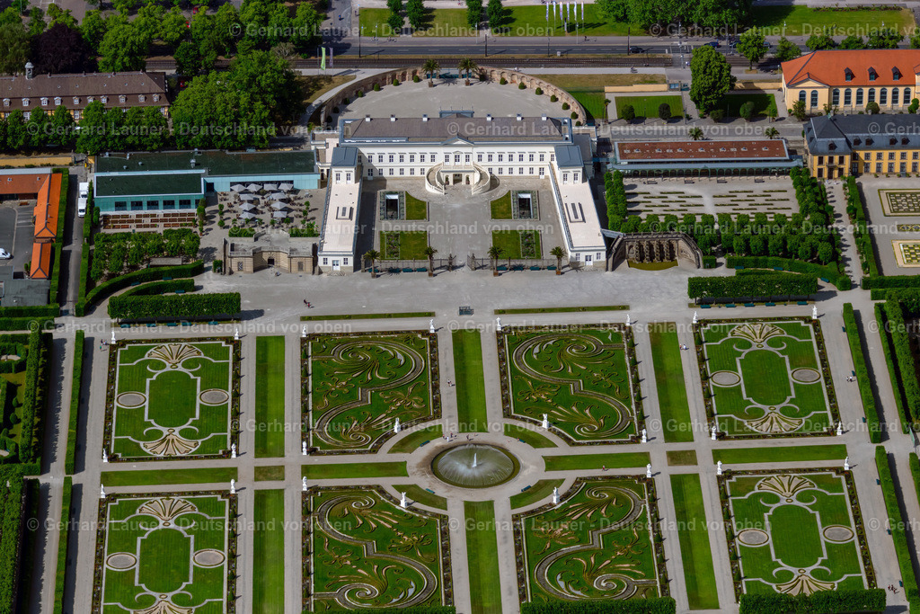 4030938 | HANNOVER 02.06.2020 Der Große Garten im Stadtteil Herrenhausen in Hannover im Bundesland Niedersachsen. Der Barockgarten an der Herrenhäuser Straße wurde im 17. Jahrhundert errichtet und besteht aus vielen Broderiemustern und der zentral gelegenen Glockenfontäne. // The big garden in the part of town of Herrenhausen in Hannover in the federal state Lower Saxony. The baroque garden in the mansions street was established in the 17th century and exists of many Broderie scrutinise and the centrally situated bell jet. Foto: Gerhard Launer