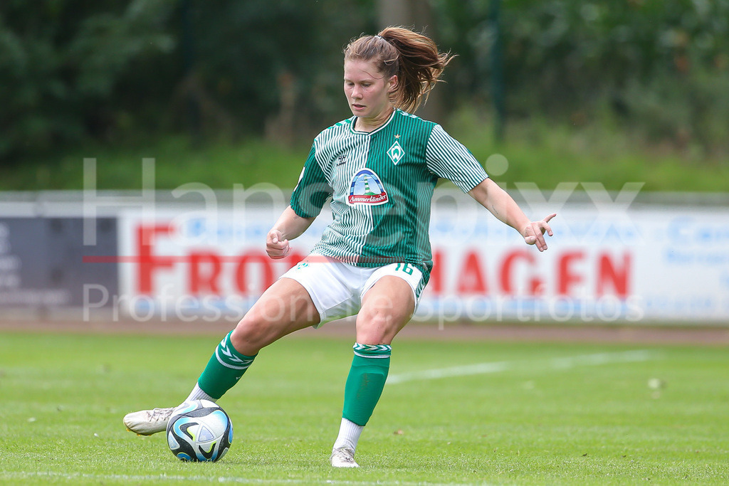 Fussball, Testspiel Frauen, Borussia Mönchengladbach - SV Werder Bremen | v.li.: Emilie Bernhardt (SV Werder Bremen, 16) Freisteller, Einzelbild, Ganzkörper, Aktion, Action, Spielszene