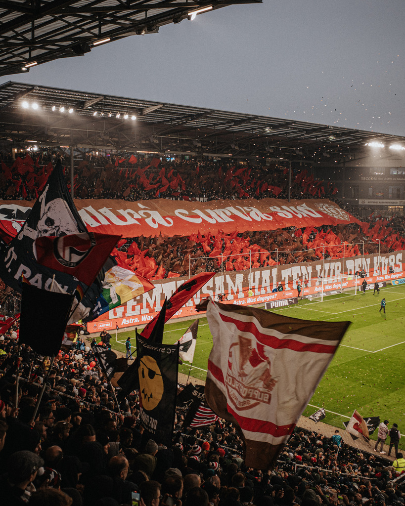 HV002424 | Der offizielle Shop für FC St. Pauli Fotos. Wähle aus Spielszenen & Fanmomenten dein FCSP Wunschformat. Wir liefern Millerntor-Atmosphäre.