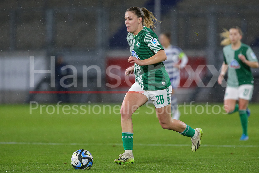 Fussball, Google Pixel Frauen-Bundesliga, MSV Duisburg - SV Werder Bremen | v.li.: Juliane Wirtz (SV Werder Bremen, 28) am Ball, Einzelbild, Ganzkörper, Aktion, Action, Spielszene, DIE DFB-RICHTLINIEN UNTERSAGEN JEGLICHE NUTZUNG VON FOTOS ALS SEQUENZBILDER UND/ODER VIDEOÄHNLICHE FOTOSTRECKEN. DFB REGULATIONS PROHIBIT ANY USE OF PHOTOGRAPHS AS IMAGE SEQUENCES AND/OR QUASI-VIDEO.