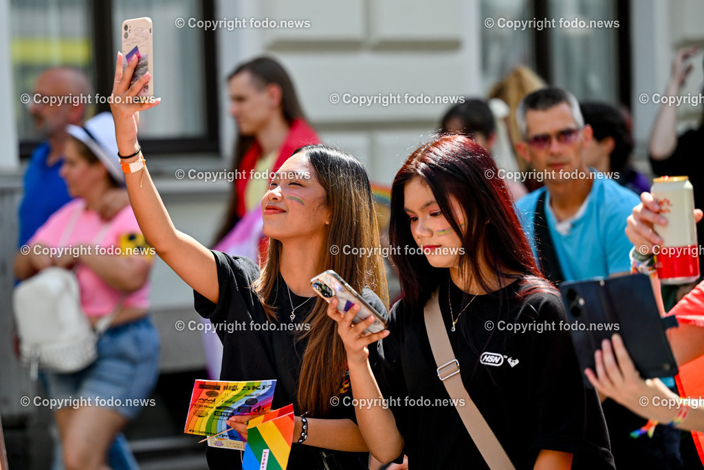 Linzpride 2024_ 06.07.2024-111 | 06.07.2024, Linz, AUT, Linzpride 2024, im Bild Teilnehmer an der Linz Pride 2024