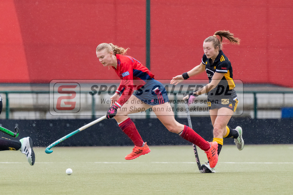HK_20230401_106639 | 1. Bundesliga Damen Düsseldorfer HC - Harvestehuder THC  am 1.4.2023 DHC Düsseldorf, Düsseldorf , Lilly Stoffelsma ( Düsseldorfer HC #50 ) , Martin Pelegrina Teresa ( Harvestehuder THC #13 )