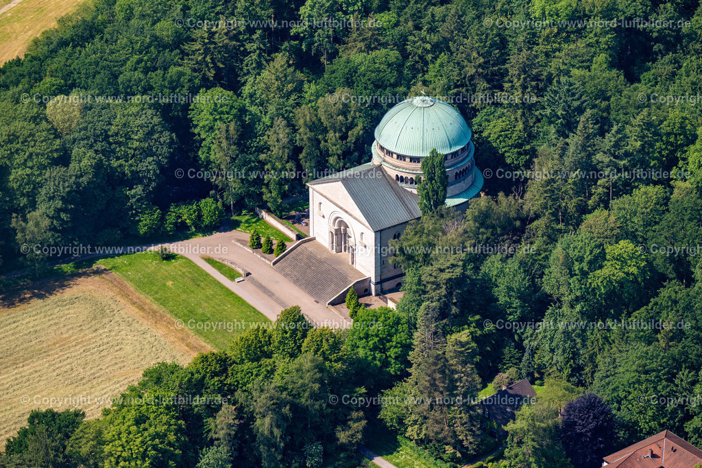 Bückeburg_Mausoleum_Bückeburg_ELS_0733050623 | BüCKEBURG 05.06.2023 Wege und Grünanlagen der Parkanlage des Schloßpark mit dem Mausoleum an der Richard-Sahla-Straße in Bückeburg im Bundesland Niedersachsen, Deutschland. // Paths and green areas of the castle park with the mausoleum on Richard-Sahla-Strasse in Bueckeburg in the state of Lower Saxony, Germany. Foto: Martin Elsen