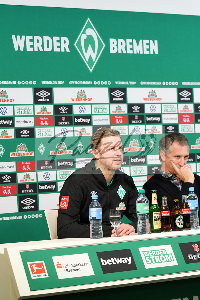 20200212_PKBREM_0016 | Fussball, Herren: Trainer Florian Kohfeldt (SV Werder Bremen) und Geschaeftsfuehrer Fussball Frank Baumann (SV Werder Bremen) schauen waehrend der Pressekonferenz des SV Werder Bremen auf dem wohninvest Weserstadion am 12.02.2020 in Bremen, Deutschland. - Realisiert mit Pictrs.com