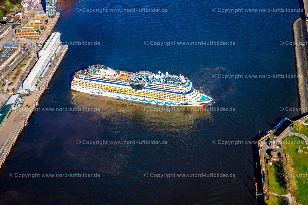 Hamburg_Altona_Cruise_Center_AIDA Mar_dreht_auf_der_Elbe_ELS_4855060425 | HAMBURG 06.04.2025 Kreuzfahrt- Passagier- und Fahrgast- Schiff " AIDAmar " am Kai des Cruise Center in Hamburg, Deutschland. Weiterführende Informationen bei: AIDA Cruises - German Branch of Costa Crociere S.p.A.,  CGH Cruise Gate Hamburg GmbH. // The cruise passenger and passenger ship "AIDAmar" on the quay of the Cruise Center in Hamburg, Germany. Further information at: AIDA Cruises - German Branch of Costa Crociere S.p.A.,  CGH Cruise Gate Hamburg GmbH. Foto: Martin Elsen