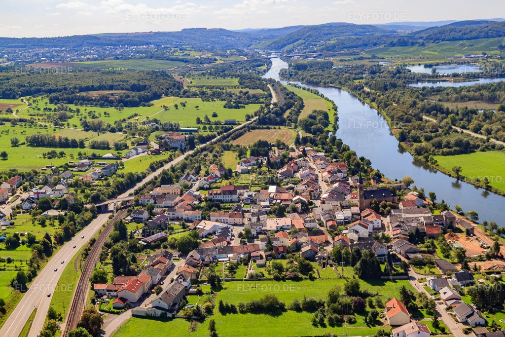 Luftbild: Dorfansicht am Moselufer aus Norden im Ortsteil Besch in Perl im Bundesland Saarland in Deutschland. Foto: IMG_33732.jpg vom 11.09.2010 durch Werner Riehm/FLY-FOTO.deAuflösung des Originals: 4752 x 3168 px