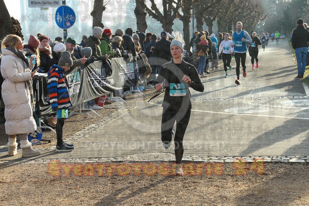 241231_1200_EX1_3431 | Sportfotografie im Rhein-Sieg Kreis, Köln, Bonn, NRW, Rheinland Pfalz, Hessen, etc. Unser Tätigkeitsfeld umfasst den Laufsport vom Volkslauf über den Marathon, Duathlon, Triathon bis zum Ultralauf wie Kölnpfad Ultra oder Schindertrail.