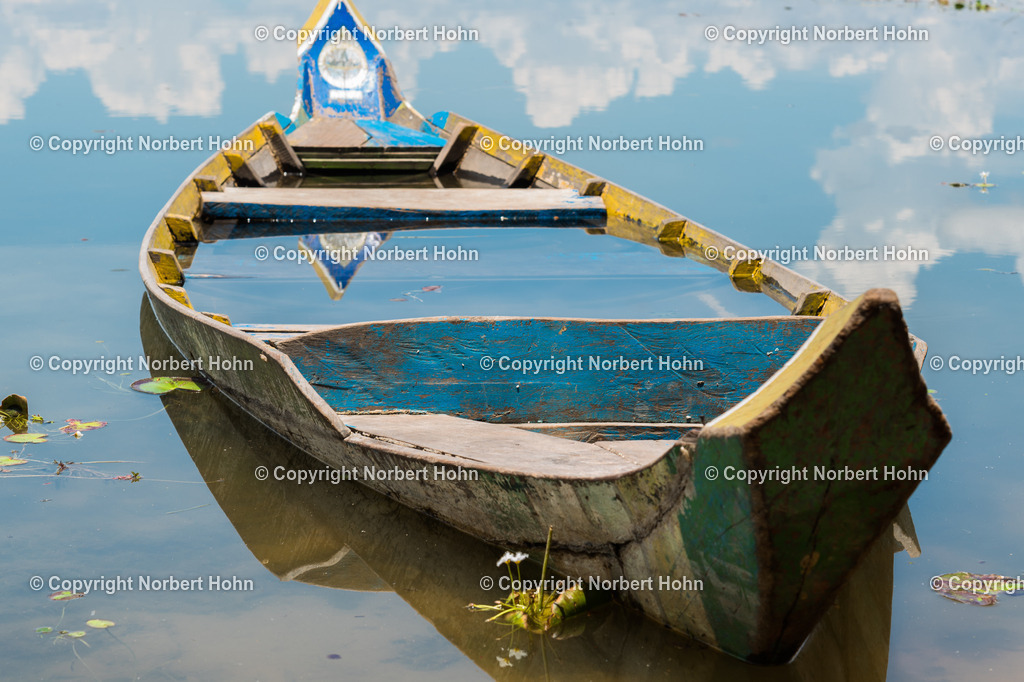 Reisefotografie - Asien - Kambodscha | Bootsstillleben im kambodschanischen Tempelbezirk Angkor Wat. - Realisiert mit Pictrs.com