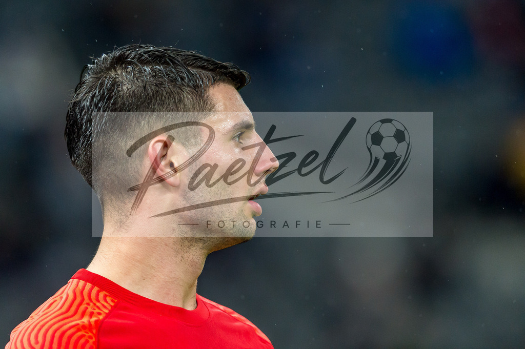 BSCRBL20220220_217 | Fussball, Herren: Dominik Szoboszlai (RB Leipzig) schaut bei dem Spiel der 1. Bundesliga zwischen Hertha BSC und RB Leipzig im Olypiastadion am 20.02.2022 in Berlin, Deutschland.DFB / DFL REGULATIONS PROHIBIT ANY USE OF PHOTOGRAPHS AS IMAGE SEQUENCES AND/OR QUASI-VIDEO. - Realisiert mit Pictrs.com