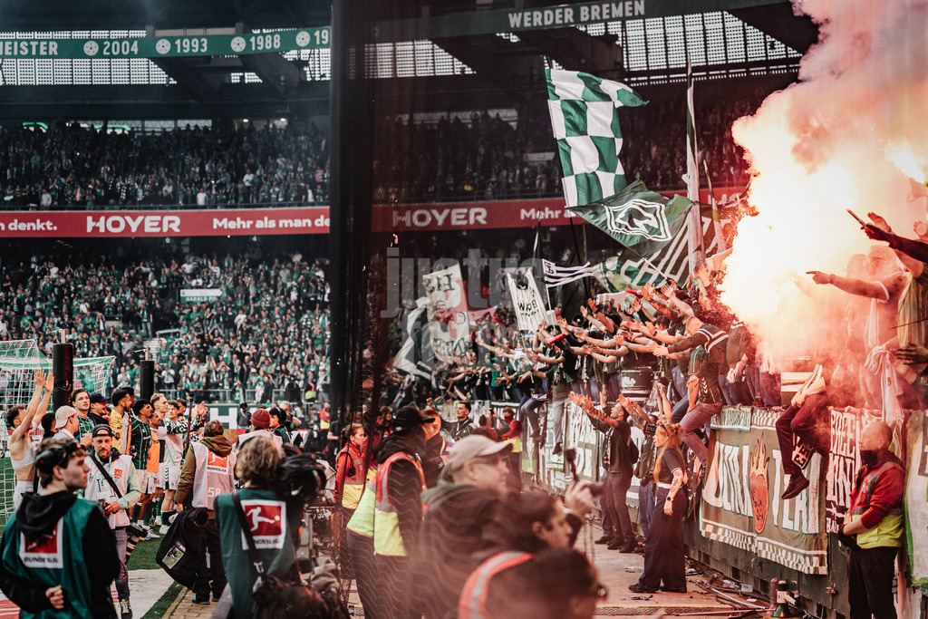 Fußball | Männer | Saison 2025/2026 | 1. Fußball-Bundesliga | 30. Spieltag | SV Werder Bremen vs. Hamburger SV | 18.04.2026 | Bremen feiert den Derbysieg mit den Fans