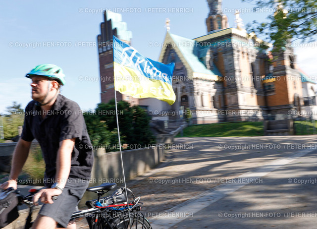 Klimastreik | 20.09.2025 Fuß Demo vom Osthang über UNESCO Welterbe  Mathildenhöhe Russische Kapelle zum Luisenplatz Motto Wir zahlen nicht für eure Krise und Forderung für Klimagerechtigkeit statt Privatisierung hier Nachzügler mit Fahrrad und Fahne Aufschrift Klima Liste (Foto: Peter Henrich) - Realisiert mit Pictrs.com
