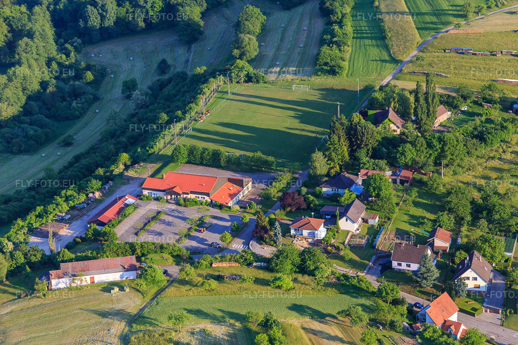 Vue aérienne: Terrain de sport et Salle Socio-Culturelle et Sportive à Wingen dans le département Bas Rhin, France – .Photo: IMG_080314.jpg prise le 05/06/2015 par Werner Riehm/FLY-FOTO.eu – Résolution de l'original: 5472 x 3648 px
