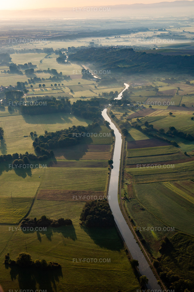 Aerial view: Canal de la Marne au Rhin in Schwindratzheim in the state Bas-Rhin, France. – Photo: IMG_138048.jpg taken on 08/19/2023 by Werner Riehm/FLY-FOTO.com – Resolution of the original: 3648 x 5472 px