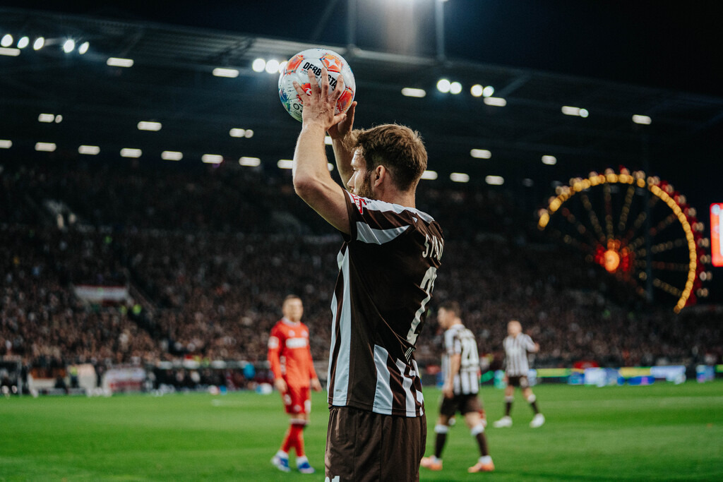 FCP08983 | Der offizielle Shop für FC St. Pauli Fotos. Wähle aus Spielszenen & Fanmomenten dein FCSP Wunschformat. Wir liefern Millerntor-Atmosphäre.
