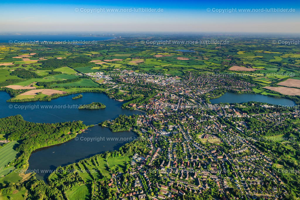 Eutin_ELS_1865150524 | EUTIN 15.05.2024 Stadtansicht des Innenstadtbereiches an den Uferbereichen " Großer Eutiner See " in Eutin im Bundesland Schleswig-Holstein, Deutschland. // City view of the downtown area on the shore areas " Grosser Eutiner See " in Eutin in the state Schleswig-Holstein, Germany. Foto: Martin Elsen