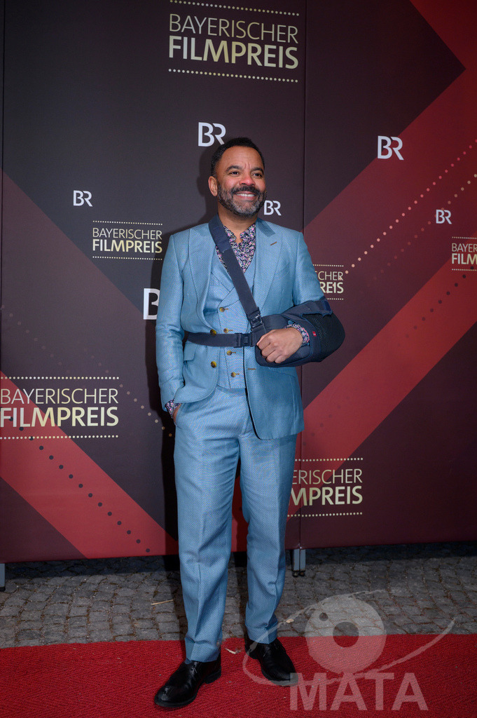 _DWI5301 |  Simon Pearce bei der Verleihung des 47. Bayerischen Filmpreises 2026  im Prinzregententheater. München, Deutschland. Der Bayerische Filmpreis wird seit 1979 von der Bayerischen Staatsregierung verliehen, um die Bedeutung des Kinofilms als Kulturgut herauszustellen - Realisiert mit Pictrs.com