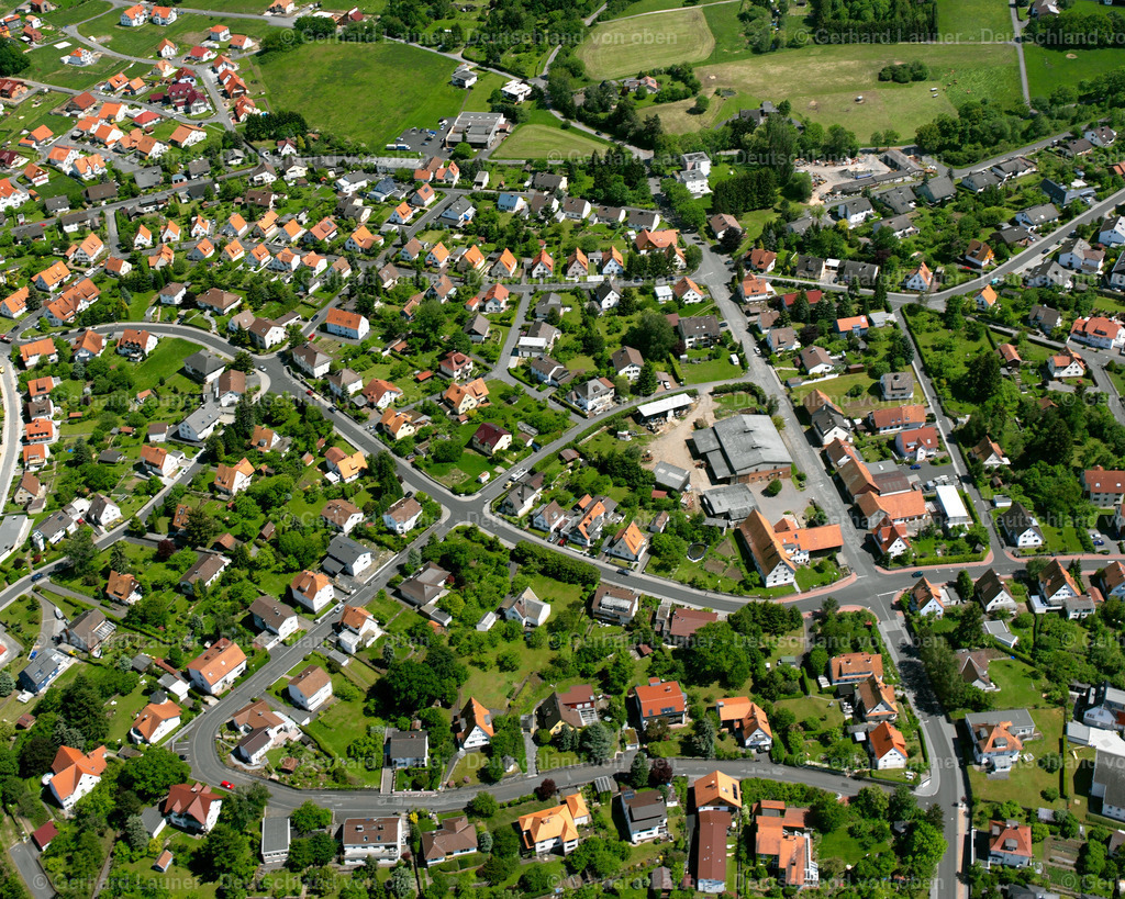 2615768 | LAUTERBACH (HESSEN) 09.06.2006 Wohngebiet einer Einfamilienhaus- Siedlung  in Lauterbach (Hessen) im Bundesland Hessen, Deutschland // Single-family residential area of settlement  in Lauterbach (Hessen) in the state Hesse, Germany Foto: Gerhard Launer