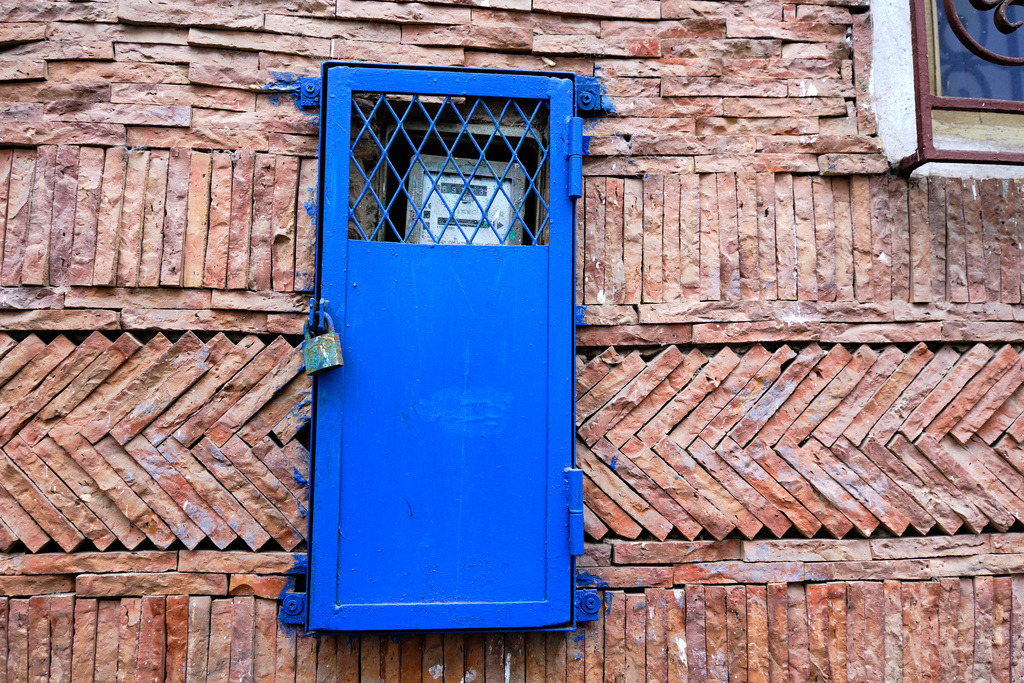 blauer Stromzähler an einer Hauswand | Casablanca, Marokko - November 09, 2024: blauer Stromzähler an einer Hauswand. - Realisiert mit Pictrs.com