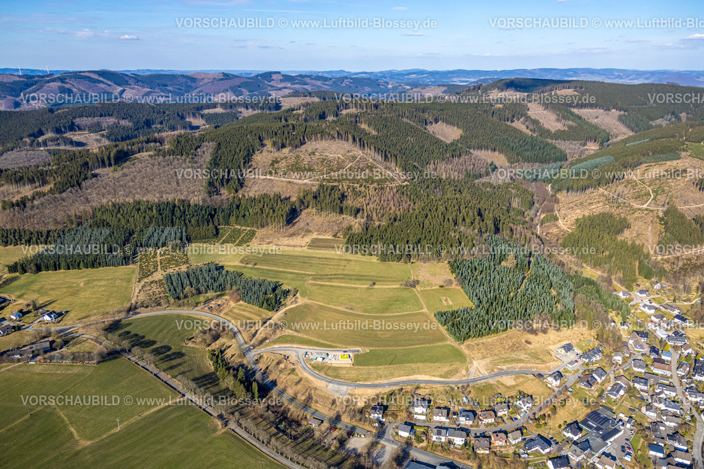 Kirchhundem250308859Oberhundem | Luftbild, Baustelle mit Straßenneubau Am Hesternberg, Wiesen und Felder mit Hügellandschaft und Waldschäden, Oberhundem, Kirchhundem, Sauerland, Nordrhein-Westfalen, Deutschland