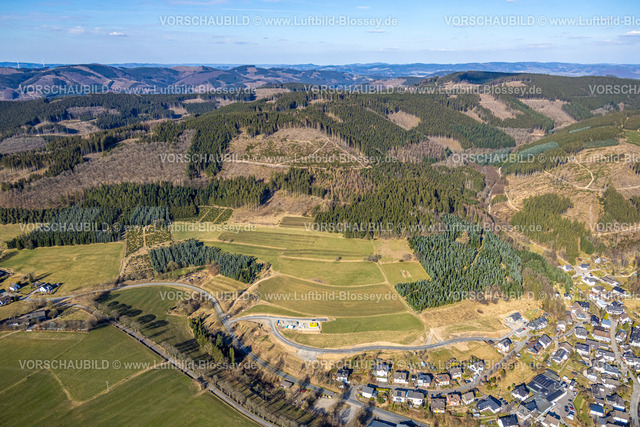 Kirchhundem250308859Oberhundem | Luftbild, Baustelle mit Straßenneubau Am Hesternberg, Wiesen und Felder mit Hügellandschaft und Waldschäden, Oberhundem, Kirchhundem, Sauerland, Nordrhein-Westfalen, Deutschland