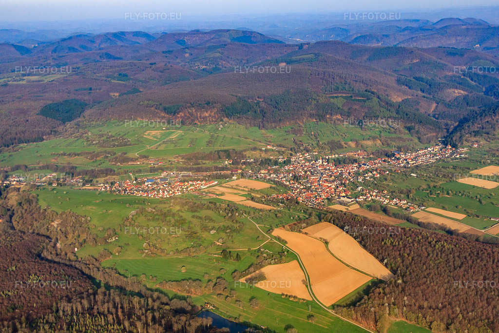 Vue aérienne: Vue de la ville depuis l'est à Lembach dans le département Bas Rhin, France.Photo: IMG_63678.jpg prise le 30/03/2014 par Werner Riehm/FLY-FOTO.euRésolution de l'original: 4752 x 3168 px