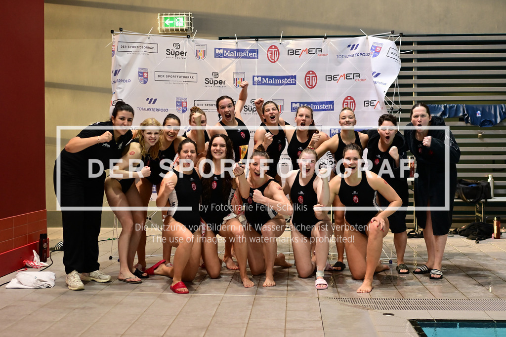 Wasserball I Frauen I Nordic League I ETV Hamburg - Cetus Espoo I 68687 | Jubel, Begeisterung, Enthusiasmus, Euphorie, Freude, Glücksgefühl, Heiterkeit bei: ETV Hamburg Frauen nach dem Sieg gegen Cetus Espoo - Realisiert mit Pictrs.com