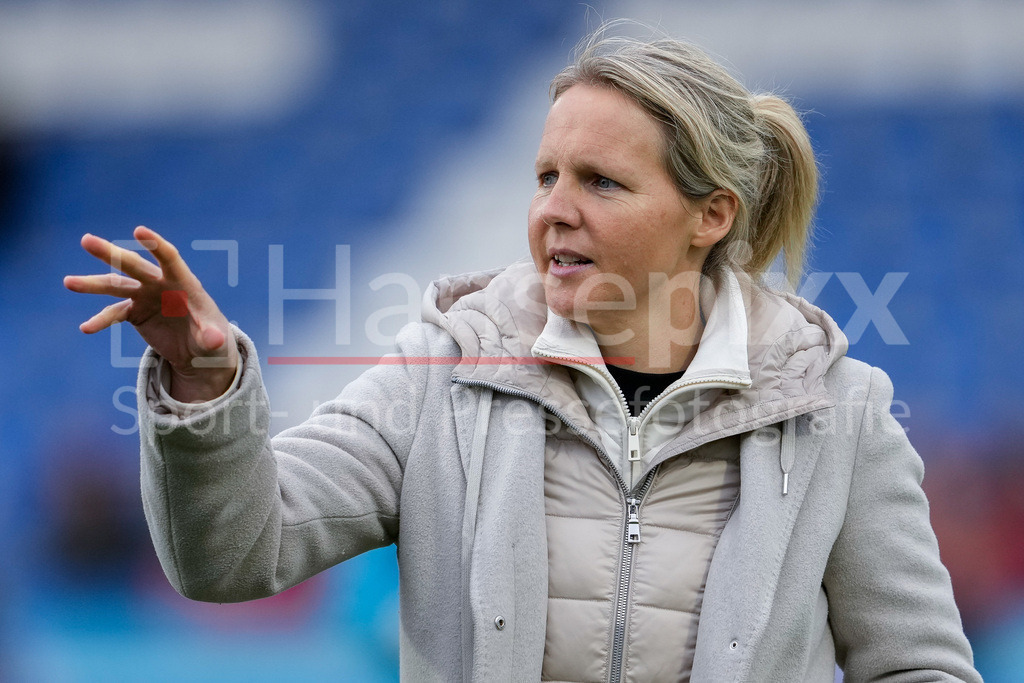 Fussball, Google Pixel Frauen-Bundesliga, TSG 1899 Hoffenheim - SV Werder Bremen | Friederike Kromp (Fritzy Kromp, Trainerin, Cheftrainerin, Werder), gibt Anweisungen, gestikuliert, mit den Armen gestikulieren, Einzelbild, Einzelfoto, Aktion, Action, 01.02.2026, Sinsheim (Hoffenheim)  (Deutschland), Fussball, Google Pixel Frauen-Bundesliga, TSG 1899 Hoffenheim - SV Werder Bremen, DFB/DFL REGULATIONS PROHIBIT ANY USE OF PHOTOGRAPHS AS IMAGE SEQUENCES AND/OR QUASI-VIDEO., DIE DFB-RICHTLINIEN UNTERSAGEN JEGLICHE NUTZUNG VON FOTOS ALS SEQUENZBILDER UND/ODER VIDEOÄHNLICHE FOTOSTRECKEN. DFB REGULATIONS PROHIBIT ANY USE OF PHOTOGRAPHS AS IMAGE SEQUENCES AND/OR QUASI-VIDEO.