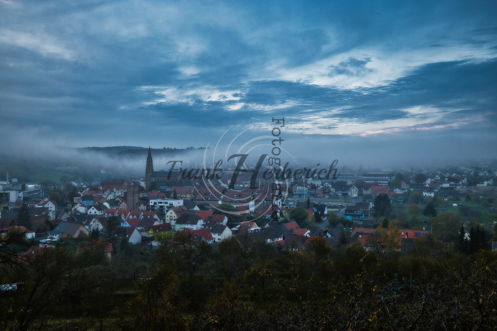 Hardheim wird von Nebel überzogen | Hardheim Odenwald - Realisiert mit Pictrs.com