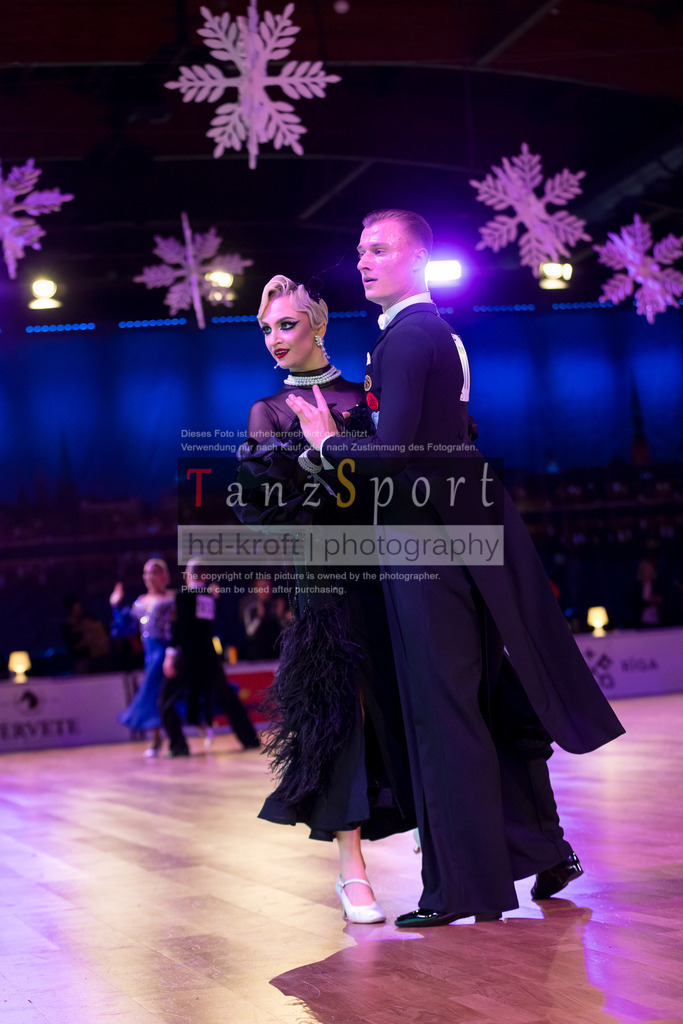 20241215_WDSF_Int_Open_Std-Riga-9974 | Tanzsportbilder, Standardtanz, Lateintanz, WDSF, DTV, LTVB, dancecomp, goc, hessen tanzt, blaues band der spree, walzer, tango, wiener walzer, slowfox, quickstepp, samba, rumba, cha-cha-cha, paso doble. jive, hd-kroft photography, turniertanzsport