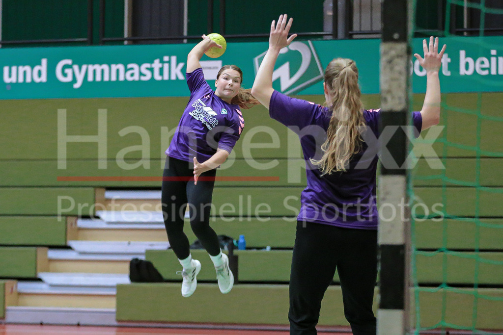 Handball, 2. Bundesliga Frauen, Training SV Werder Bremen | v.li.: Madita Probst (SV Werder Bremen, 10) beim Wurf, am Ball, Spielszene, Aktion, Action