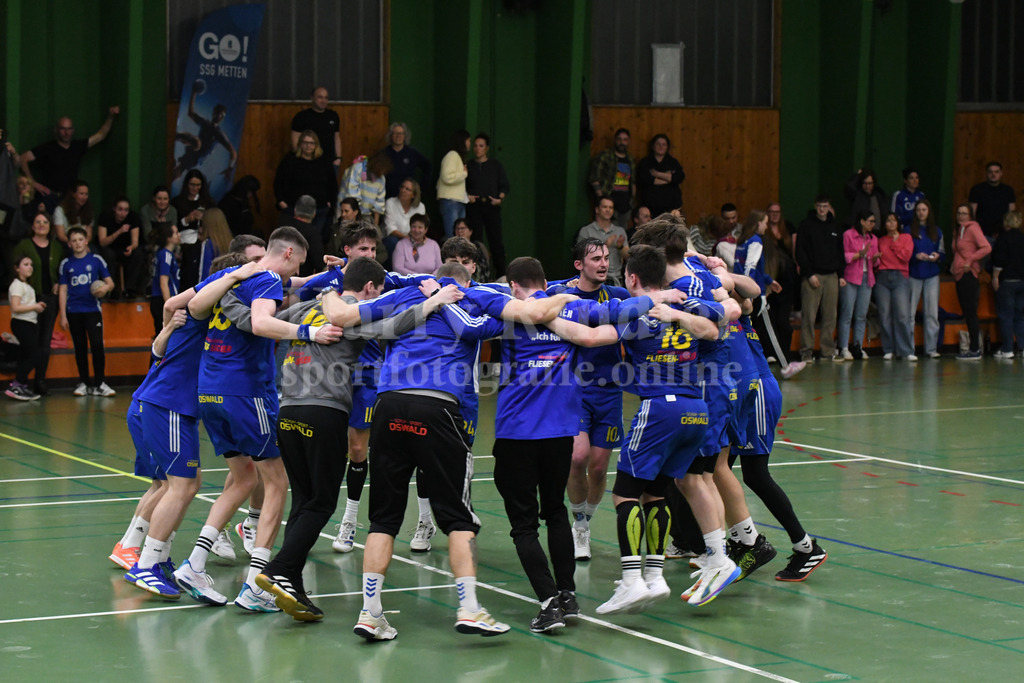 SSG Metten : SpVgg Altenerding | Die SSG Metten jubelt mit ihren Fans - Realisiert mit Pictrs.com