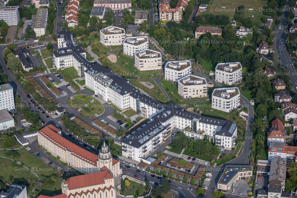 4047963 | WüRZBURG 21.08.2021 Wohngebiet der Mehrfamilienhaussiedlung " Wohnquartier Mönchberg " an der Salvatorstraße im Ortsteil Frauenland in Würzburg im Bundesland Bayern, Deutschland. Weiterführende Informationen bei: BPD Immobilienentwicklung GmbH,  Lex Kerfers Landschaftsarchitekten GbR,  maiberg Wohnbau GmbH. // Residential area of the multi-family house settlement " Wohnquartier Moenchberg " on Salvatorstrasse in the district Frauenland in Wuerzburg in the state Bavaria, Germany. Further information at: BPD Immobilienentwicklung GmbH,  Lex Kerfers Landschaftsarchitekten GbR,  maiberg Wohnbau GmbH. Foto: Gerhard Launer