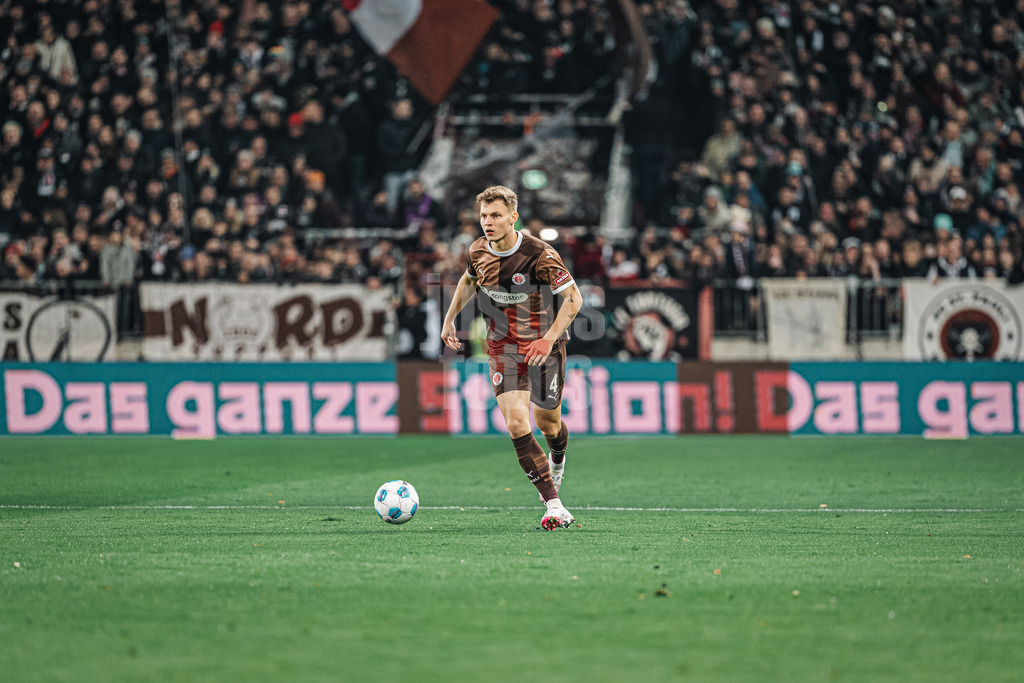 Fußball | Männer | Saison 2024/2025  | Fußball-Bundesliga | 12. Spieltag | FC St. Pauli vs. Holstein Kiel | 29.11.2024 | David Nemeth (#4, FC St. Pauli) am Ball