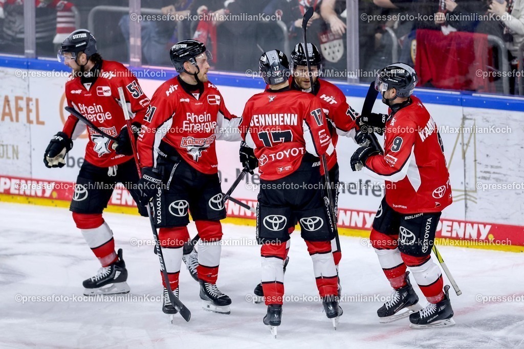 KEC04042501103 | 04.04.2025, Eishockey, DEL Play-offs, Kölner Haie - ERC Ingolstadt, Halbfinale Spiel 2, Lanxess-Arena Köln: Torjubel nach dem Tor zum 3:1 durch Maximilian Kammerer (Kölner Haie #9) 