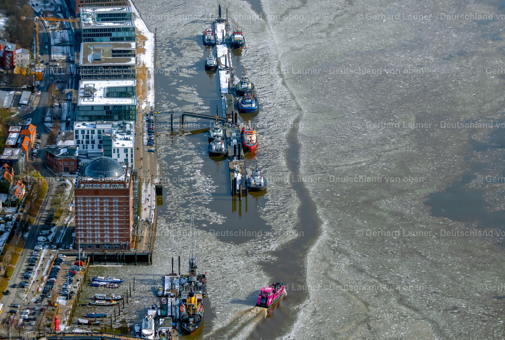 4044655 | HAMBURG 14.02.2021 Hafenanlagen am Ufer des Fluß- Verlaufes der Elbe bei Neue Schlepperbrücke entlang der Neumühlen im Ortsteil Altonaer Fischmarkt in Hamburg, Deutschland. Weiterführende Informationen bei: Fairplay Schleppdampfschiffs-Reederei Richard Borchard GmbH. // Port facilities on the banks of the river course of the Elbe at Neue Schlepperbruecke along the Neumuehlen in the district Altonaer Fischmarkt in Hamburg, Germany. Further information at: Fairplay Schleppdampfschiffs-Reederei Richard Borchard GmbH. Foto: Gerhard Launer