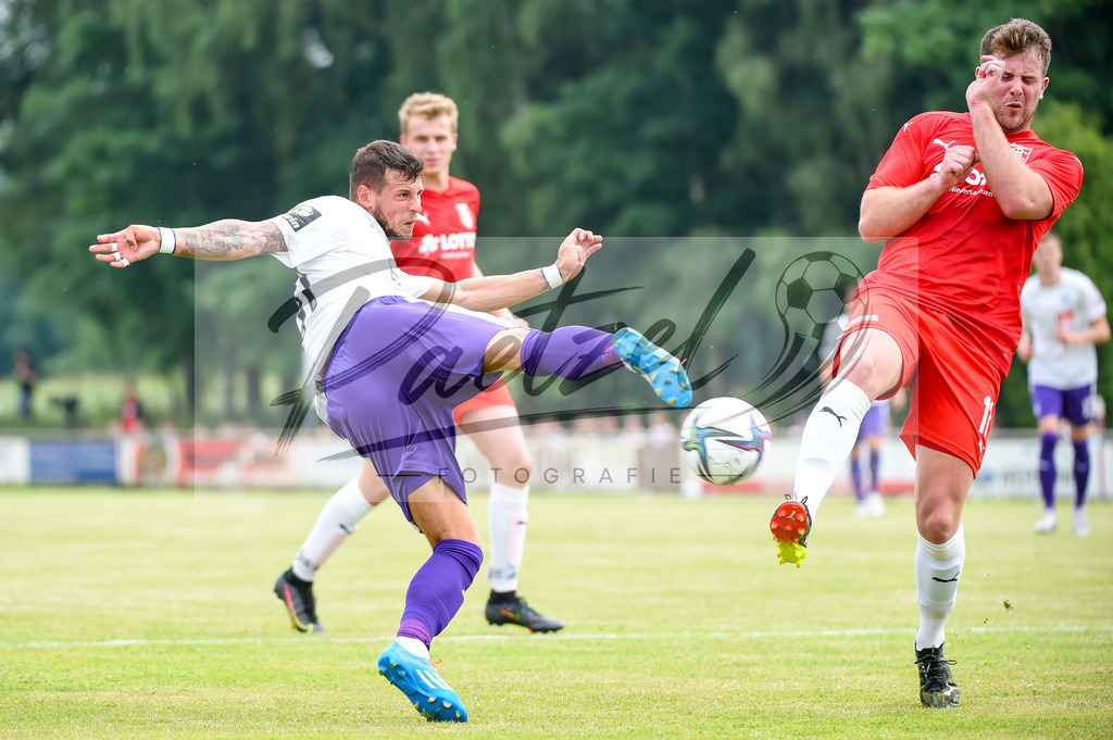 BSBOSN_20210626_0065 | Fussball, Herren: Testspieler Andreas Wiegel und Patrick Greten (TuS Bersenbrueck) im Zweikampf beim Testspiel zwischen TuS Bersenbrueck und VfL Osnabrueck im Hasestadion am 26.06.2021 in Bersenbrueck, Deutschland. - Realisiert mit Pictrs.com