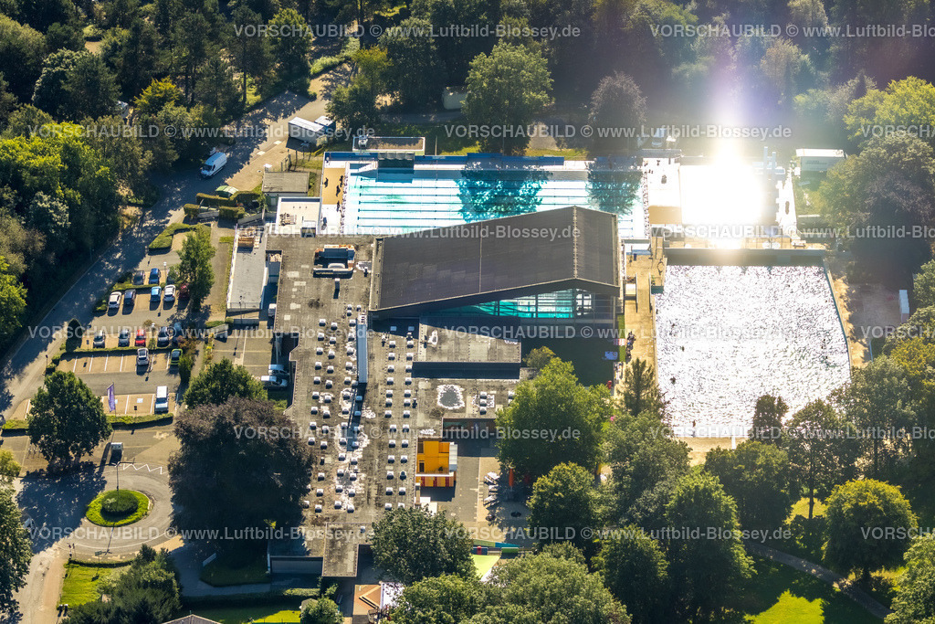 Velbert240812057Neviges | Luftbild, Panoramabad, Hallenbad und Freibad mit Badegästen, Neviges, Velbert, Ruhrgebiet, Nordrhein-Westfalen, Deutschland