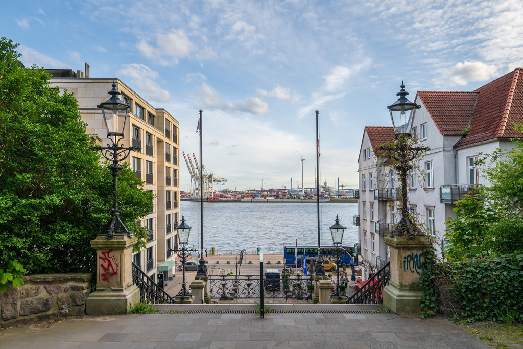10240503 - An der Köhlbrandtreppe | Blick von der Köhlbrandtreppe auf den Hamburger Hafen.