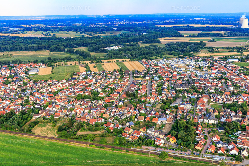 Luftbild: Ortsansicht von Westen im Ortsteil Heiligenstein in Römerberg im Bundesland Rheinland-Pfalz in Deutschland. Foto: IMG_109053.jpg vom 19.07.2018 durch Werner Riehm/FLY-FOTO.de