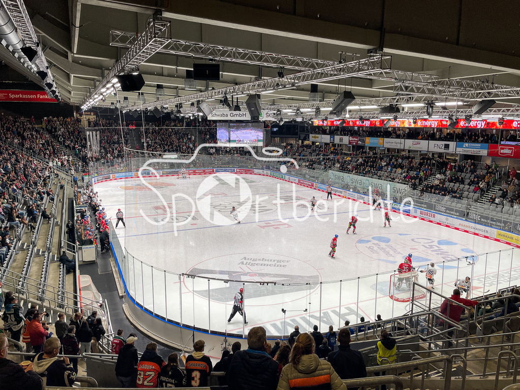 Augsburger Panther - Grizzlys Wolfsburg | Das Curt Frenzel Stadion in Augsburg ist gut besucht beim Heimspiel der Panther gegen Wolfsburg / Stadion / Eishalle / Arena / Eisstadion / Symbolbild