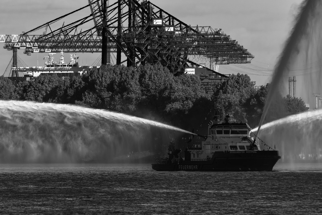 2025_05_11_HH-TEUFELSBRUECK-836 HAFENGEBURTSTAG_MCP8203 sw | Hochwertig gedruckte Fotografien für die Wand, als Kalender und zum Verschenken. Hamburg & Norddeutschland und überall wo ich mit der Kamera unterwegs war.