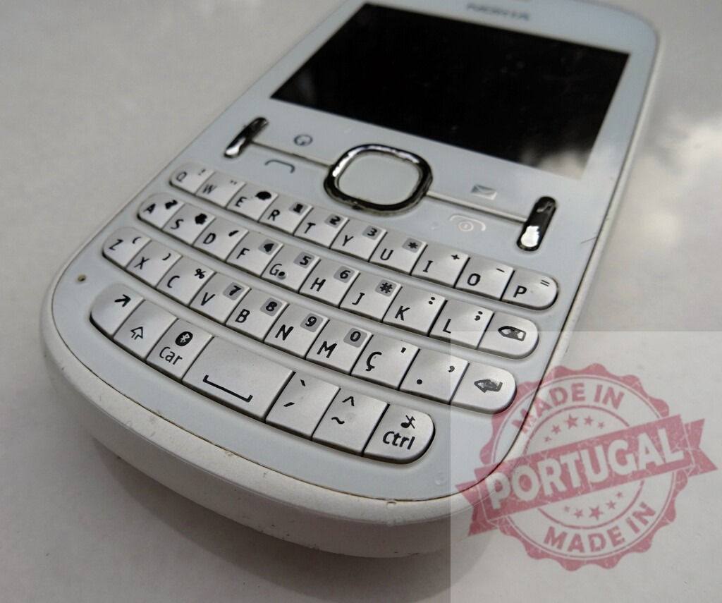 White Nokia Asha featuring qwerty keyboard and blank screen | Close-up of a white Nokia Asha mobile phone showing the qwerty keyboard and a blank screen, ideal for communication and technology concepts - Realisiert mit Pictrs.com