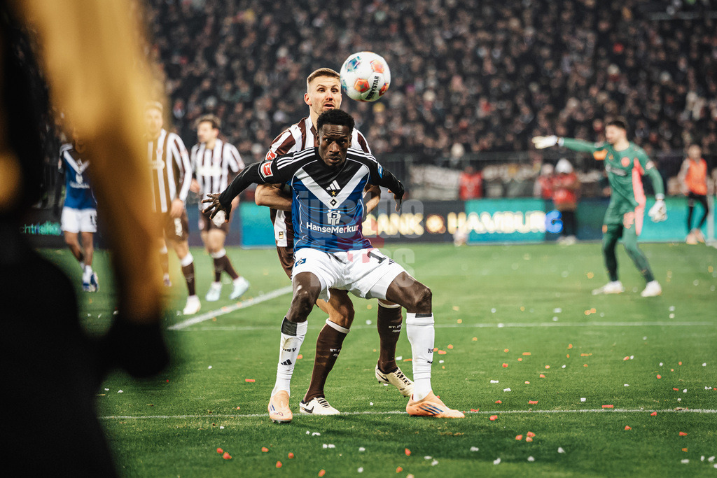 Fußball | Männer | Saison 2025/2026  | Fußball-Bundesliga | 19. Spieltag | FC St. Pauli vs. Hamburger SV | 23.01.2026 | hinten Karol Mets (#3, FC St. Pauli) vorne Bakery Jatta (#18, HSV)