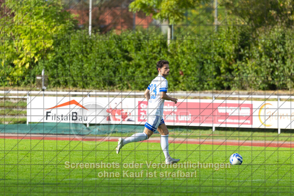 20261010_153337_0256_(c)_by_PhotoPeet | #,1.FC Eislingen (weiß) vs. TSV Bernhausen (lila), Fussball, Landesliga 2 - wfv, 11. Spieltag, Saison 2026/2027, Rasenplatz, Eichbachstation, Haldenstraße, 73054 Eislingen, 10.10.2026 - 15:30 Uhr,Foto: PhotoPeet / Sport- &amp; Eventfotografie / Peter Harich