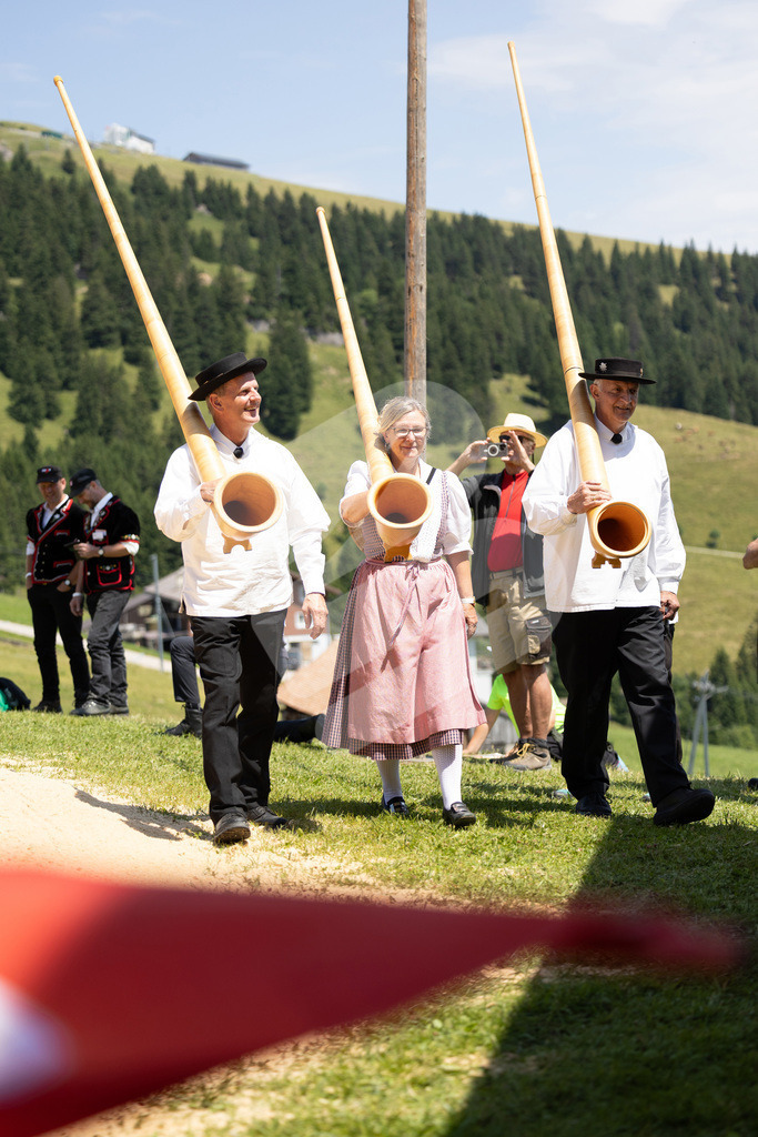 Rigi2025_2044 | Die Schwinger des Schwyzer Kantonalen Schwingerverbandes: Fotos, die Dynamik und Leidenschaft festhalten, sowie emotionale Momente aus dem traditionellen Schwingsport zeigen. - Realisiert mit Pictrs.com
