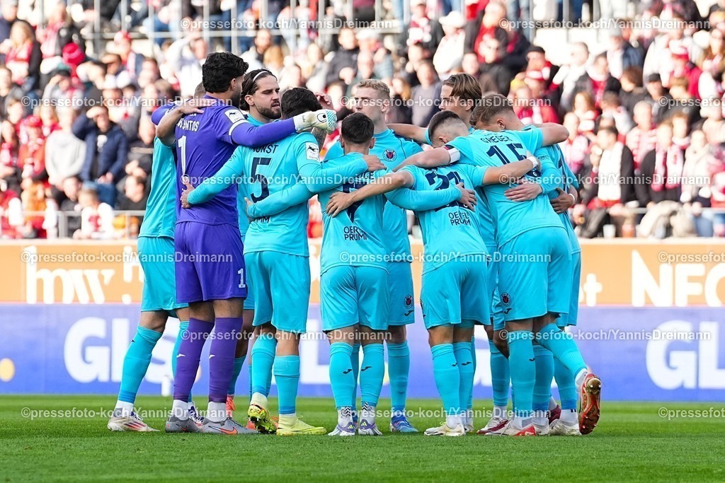 xYDRx18102501166 | 18.10.2025, xydrx, Fußball, 3.Liga, Rot-Weiss Essen - FC Viktoria Köln, Saison 2025 2026, Stadion an der Hafenstraße: Die Spieler von FC Viktoria Köln stehen im Kreis   DFB regulations prohibit any use of photographs as image sequences and or quasi-video.