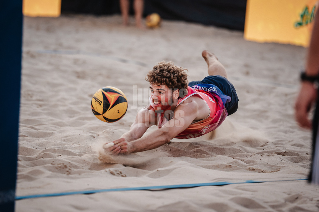 Beachvolleyball | Männer | Allianz German Beach Tour 2025 | Tourstop Berlin | 16.08.2025 | Luis Henrichs springt zum Ball